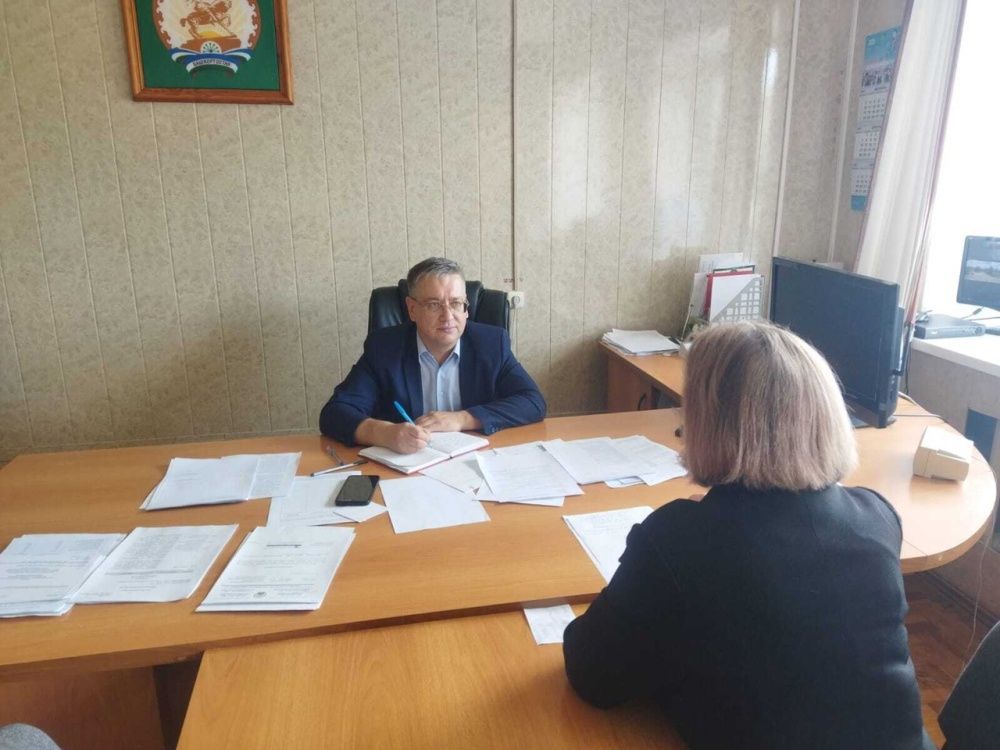 Сегодня главный врач Караидельской ЦРБ Галин Юнир Набиевич провел личный приём граждан